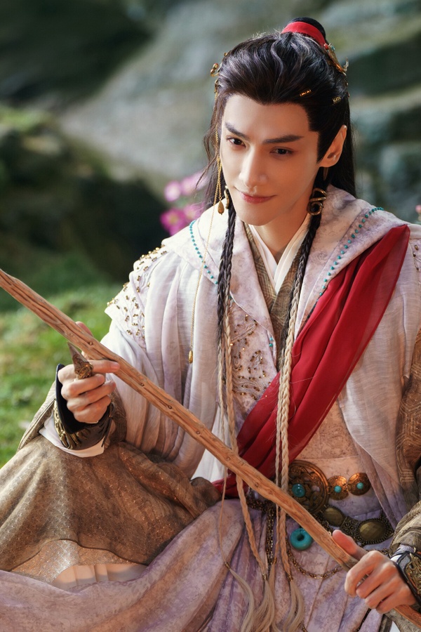 《水龍吟》羅雲熙拿下第四名！羅雲熙一直都是公認的古裝美男，而且特別適合演仙俠劇，他在《水龍吟》飾演唐儷辭，這部劇的古裝造型超級華麗，不少觀眾稱讚《水龍吟》造型根本幻視了《長月燼明》裡的「澹台燼」，甚至比《長月燼明》還華麗！