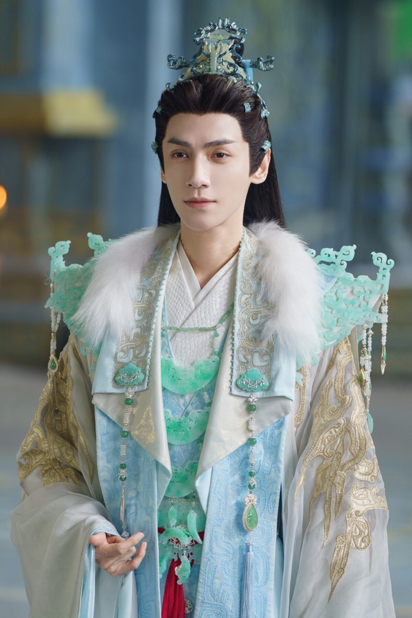 而《水龍吟》唐儷辭也是一個很有意思的角色，他不是大男主劇常見的熱血少年，唐儷辭亦正亦邪，他是天下第一聰明人，武功同樣蓋世第一，然而也是世人眼中殺師滅道的叛徒。唐儷辭在與池雲、沈郎魂相處的過程中，與他們產生羈絆，一點一點改變。羅雲熙一向擅長詮釋這種有正反兩面的角色，人設很帶感！