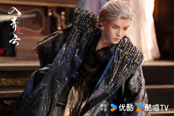 《入青雲》侯明昊拿下第二！侯明昊是近年很被推崇的古裝美男，這次他在《入青雲》飾演的紀伯宰是個浪蕩美男，他的童年受盡迫害，作為極星淵的罪囚鬥者，自幼在奴役中成長，青雲大會上一舉打敗明意後，兩人互相試探、鬥智鬥愛。