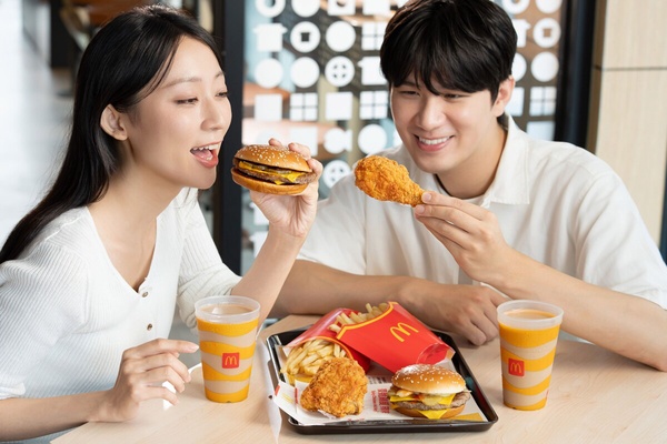麥當勞2025年11月歲末雙享祭優惠，包含飲品買一送一、經典雙享99元起等套餐組合。