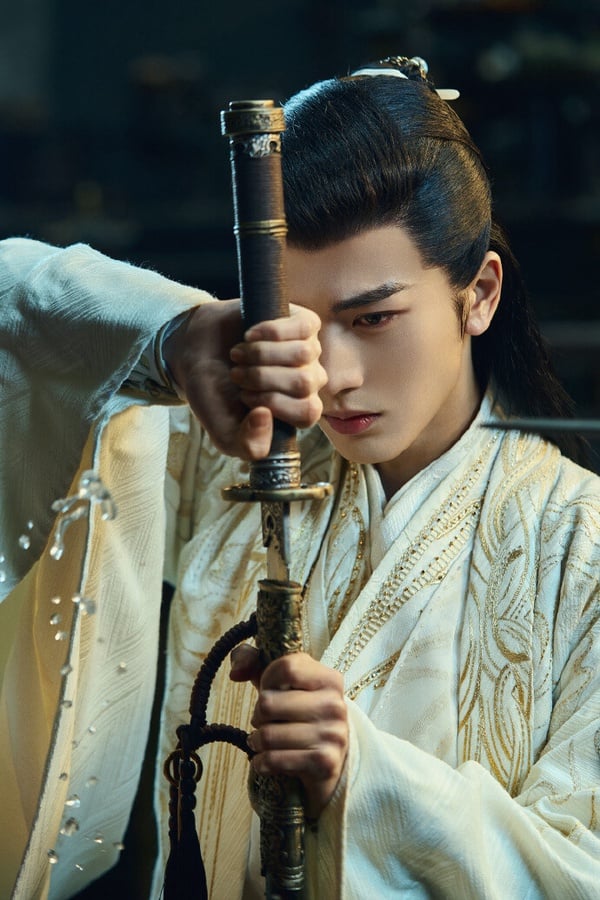 張凌赫在不少古裝劇都有耍劍的戲份，像是《雲之羽》飾演的宮子羽，花絮中張凌赫一起白衣舞劍，被大家說夢回了《蒼蘭訣》長珩仙君！