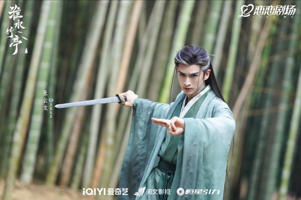 很多人都是因為《古劍奇譚》、《三生三世枕上書》等劇認識張雲龍的，今年他和劉詩詩合作《淮水竹亭》，演技頗受好評呢！《淮水竹亭》和最近成毅的《天地劍心》是姊妹篇，可以視為《天地劍心》的前傳，張雲龍飾演的王權弘業也就是《天地劍心》王權富貴的爸爸。