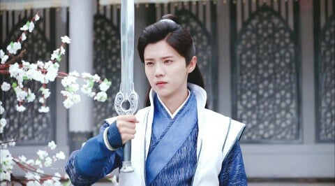 鹿晗近幾年減少戲劇產出，不過他當年在《擇天記》的舞劍身影還是留在觀眾心中，真的帥！《擇天記》改編自貓膩的小說，和《慶餘年》同作者，一樣是網播量衝破百億的熱門大男主劇呢！