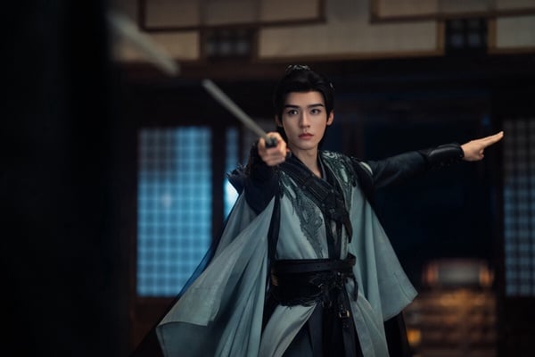龔俊在《暗河傳》的打戲帥炸了！《暗河傳》龔俊飾演蘇暮雨，他原為武林世家少主，幼年目睹滅門慘案後流落暗河，成為暗河蛛影團首領，也是「暗河第一美人」。蘇暮雨表面冷血，內心卻有堅守的道義，堅持不屠滿門、不殺無辜、不違本心，在暗河大家長中毒後擔起重任。
