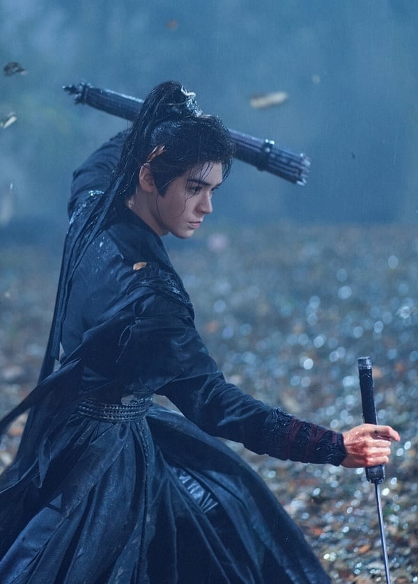 龔俊在《暗河傳》的打戲帥炸了！《暗河傳》龔俊飾演蘇暮雨，他原為武林世家少主，幼年目睹滅門慘案後流落暗河，成為暗河蛛影團首領，也是「暗河第一美人」。蘇暮雨表面冷血，內心卻有堅守的道義，堅持不屠滿門、不殺無辜、不違本心，在暗河大家長中毒後擔起重任。