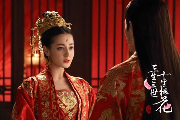 《三生三世》除了主演的楊冪、趙又廷外，也捧紅了許多配角們，包含迪麗熱巴、高偉光、張彬彬、祝緒丹、黃夢瑩及代斯，這些演員不只古裝顏值高，演技也在線，因此配角在《三生三世》裡的存在感都蠻強的，而他們現在也都是陸劇裡的熟面孔了！其中迪麗熱巴、高偉光也在出演《三生三世十里桃花》後爆紅，兩人後續更接演了姊妹作《三生三世枕上書》。