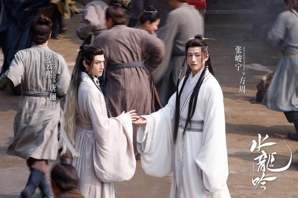 羅雲熙《水龍吟》豆瓣評分僅5.7，這部劇口碑評價比較兩極。《水龍吟》是大男主武俠探案劇，有觀眾認為《水龍吟》劇集調性不太像傳統武俠劇、特效時好時壞，羅雲熙和女角火花不強，所以追不下去。但也有人喜歡到一口氣追平好幾集，《水龍吟》節奏很緊湊，不會拖沓注水，古裝造型也非常吸睛。