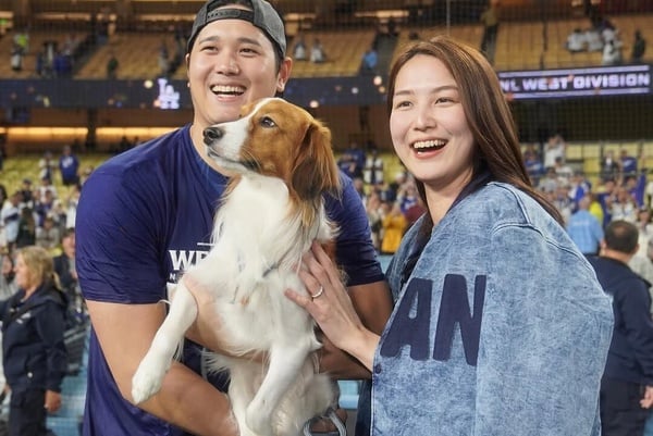 大谷翔平與老婆田中真美子的合照，象徵兩人從練習場偶遇開始的戀愛故事。