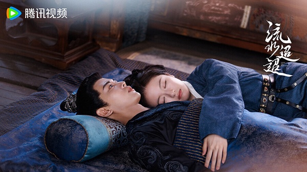 任嘉倫、李蘭迪主演的《流水迢迢》是古裝權謀武俠劇，雖然沒有達到往年任嘉倫《錦衣之下》、《周生如故》的熱度高點，但《流水迢迢》劇評不差。這部劇不走高甜撒糖路線，前半段劇情著重在「權謀」，任嘉倫、徐正溪各懷鬼胎，互相使計鬥法。《流水迢迢》把主角群三人的糾葛拍得不錯，是值得追的古裝武俠劇。