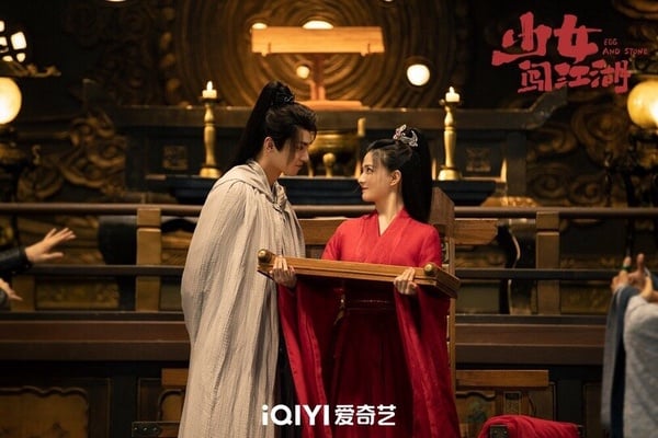 《少女闖江湖》是部小成本的武俠甜寵劇，由徐璐、吳希澤主演。劇情雖然沒有太多新意，而且打戲多是慢動作，如果以武俠劇角度來看，確實讓人看得不夠過癮，但以古裝輕喜劇來說，故事很沙雕無厘頭，有不少出乎意料之外的反轉套路，整體氛圍也輕鬆有趣，滿適合配飯無腦追的！