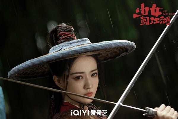 《少女闖江湖》是部小成本的武俠甜寵劇，由徐璐、吳希澤主演。劇情雖然沒有太多新意，而且打戲多是慢動作，如果以武俠劇角度來看，確實讓人看得不夠過癮，但以古裝輕喜劇來說，故事很沙雕無厘頭，有不少出乎意料之外的反轉套路，整體氛圍也輕鬆有趣，滿適合配飯無腦追的！