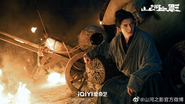 《山河之影》根據同名系列電影《繡春刀》改編，電影版由張震、李東學、劉詩詩、聶遠主演，而劇版由張雲龍、陳若軒和孫怡主演。《山河之影》由電影團隊原班人馬製作，劇版播得挺默默的，其實該劇質感不差。導演功力好，打戲好看，不過劇情不太高能刺激，略顯平淡，但劇荒還是值得一看。