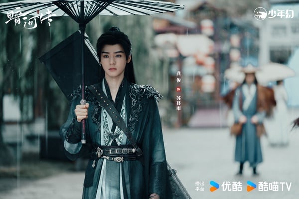 龔俊主演的《暗河傳》改編自周木楠的同名小說，是高評價武俠劇《少年歌行》的外傳。《暗河傳》不是走《少年歌行》的熱血少年武俠路線，拍的是江湖黑暗面。雖然有觀眾認為故事邏輯鋪陳不夠順、沒有超越前作《少年歌行》，但《暗河傳》口碑還是不錯，打戲、特效是獲讚的，人物塑造也很立體飽滿。