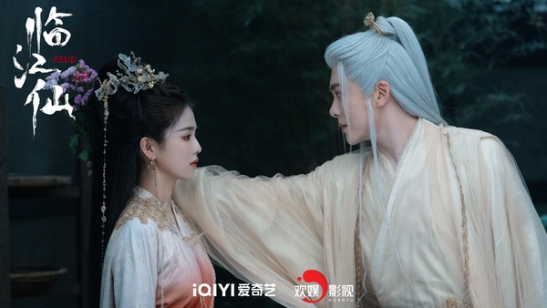 白鹿主演的仙俠劇《臨江仙》是2025暑期檔熱度滿高的古裝劇，剛開播時，觀眾都在吐槽製作質感差。白鹿的造型沒有《長月燼明》那麼美，曾舜晞的白髮造型質感也不佳，造型拉低演員顏值。劇情方面，《臨江仙》倒是有亮點。