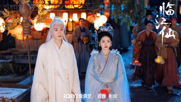 白鹿主演的仙俠劇《臨江仙》是2025暑期檔熱度滿高的古裝劇，剛開播時，觀眾都在吐槽製作質感差。白鹿的造型沒有《長月燼明》那麼美，曾舜晞的白髮造型質感也不佳，造型拉低演員顏值。劇情方面，《臨江仙》倒是有亮點。