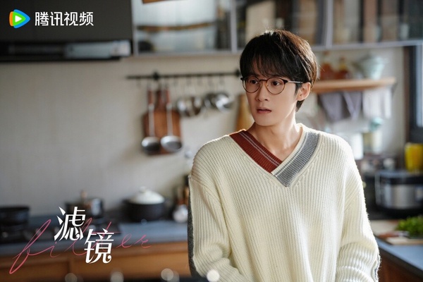 《濾鏡》雖然和《難哄》及《愛你》相比，熱度沒有那麼高，但其實這部口碑反而是最高的，主演們都很會演，劇情又搞笑！檀健次在《濾鏡》裡的演技也讓人驚豔，因為「唐奇」不是個好演的角色，剛開始是個超級大直男，但檀健次把尺度掌握得很好，所以完全不會讓觀眾覺得討厭，後面還要跟銅人、羊駝對戲，他也詮釋得很到位，真的演出了角色的靈魂！