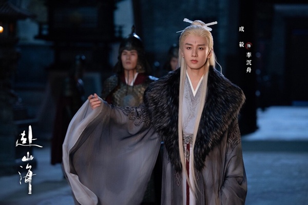 《赴山海》雖然本身評價不高，劇情、製作質感不如預期，但劇裡的角色人設還是蠻有亮點的，特別是成毅還一人分飾三角，每個角色都有不同的性格與背景，在成毅的詮釋下，角色不會讓人搞混，也都有各自獨特的魅力，像是與現實妥協的社畜肖明明、熱血莽撞的少俠蕭秋水及清冷隱忍的權力幫幫主李沉舟。