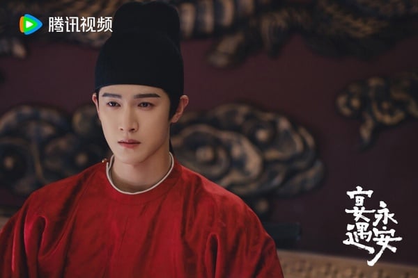 《宴遇永安》是李昀銳繼《九重紫》後推的新劇，雖然開播後的口碑不如預期，劇本不太吸睛，但大家還是很認可李昀銳飾演的「林晏」一角，少年時家族被滅門，成為京兆少尹後，辦案凌厲果決，但遇到沈韶光一家後，漸漸被他們給溫暖，角色有很大的反差感，而李昀銳也是新一代古裝男神，不只顏值高，他的儀態也好，所以能把角色演得溫文儒雅，蠻貼合原著裡的男主人設！