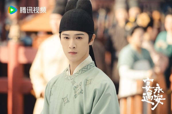 《宴遇永安》是李昀銳繼《九重紫》後推的新劇，雖然開播後的口碑不如預期，劇本不太吸睛，但大家還是很認可李昀銳飾演的「林晏」一角，少年時家族被滅門，成為京兆少尹後，辦案凌厲果決，但遇到沈韶光一家後，漸漸被他們給溫暖，角色有很大的反差感，而李昀銳也是新一代古裝男神，不只顏值高，他的儀態也好，所以能把角色演得溫文儒雅，蠻貼合原著裡的男主人設！