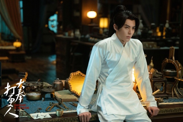 王鶴棣在《大奉打更人》演的「許七安」也很受觀眾喜愛，和《蒼蘭訣》裡的東方青蒼完全是不同風格，許七安根本就是社牛角色，個性機靈、不怕生，情商高，所以即使穿越到大奉王朝，還是能活得風生水起！而在古裝造型方面，王鶴棣在《大奉打更人》的造型更加俐落英氣，有點痞帥的氛圍感！