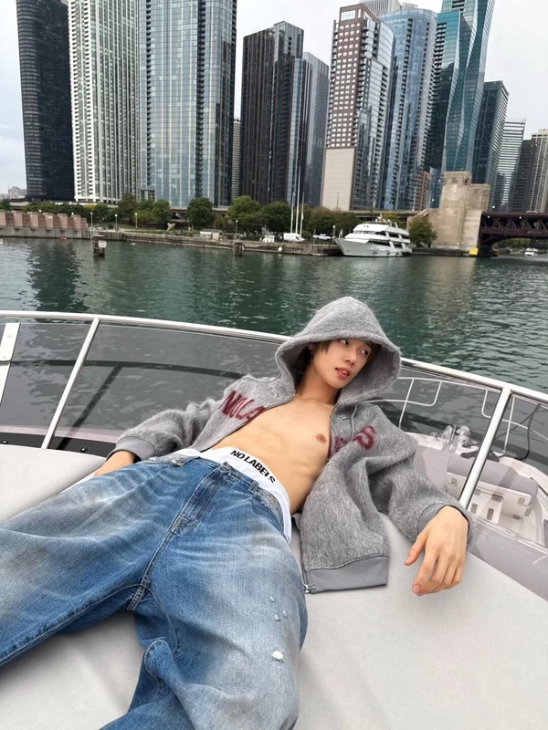  TXT然竣首張個人專輯《NOLABELS_PART01》概念照，然竣赤裸上身展現健壯身材，突破尺度。