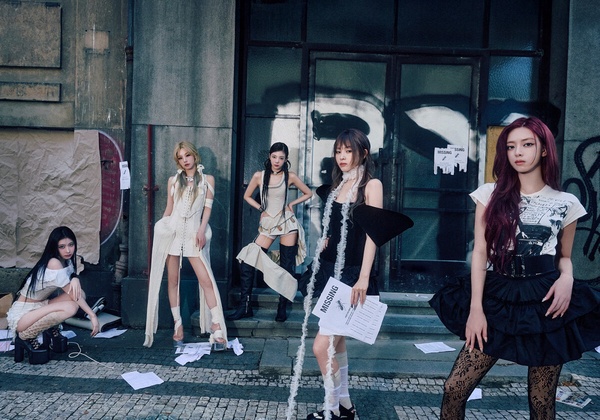  ITZY 第11張迷你專輯《TUNNEL VISION》團體概念照，五位成員展現帥氣姿態。