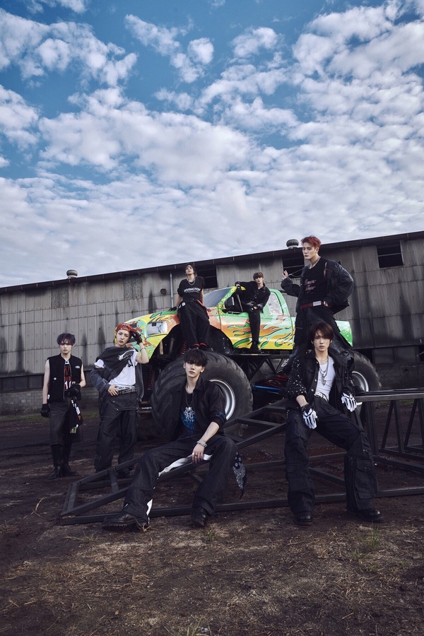 NCT DREAM 第六張迷你專輯《Beat It Up》團體概念照，七位成員化身賽車手，展現奔放魅力。
