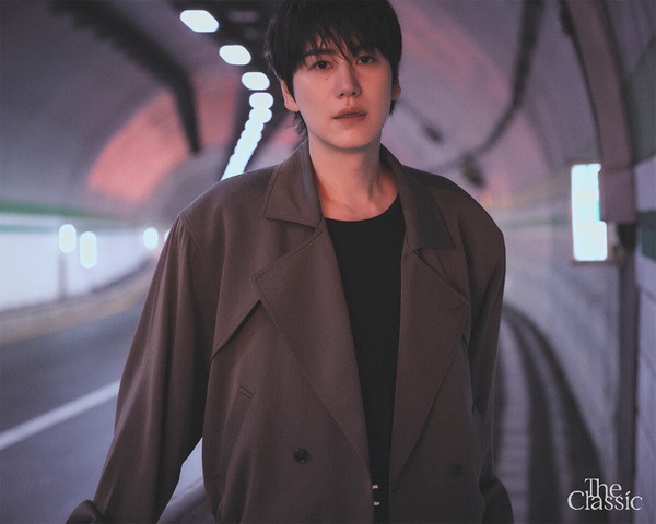 SUPER JUNIOR 圭賢新專輯《The Classic》宣傳照，圭賢穿著大衣展現抒情皇太子的風範。