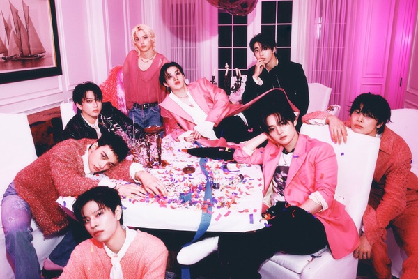 Stray Kids 新專輯《DO IT》團體概念照，八位成員穿著粉色系服裝，展現性感與男性魅力。