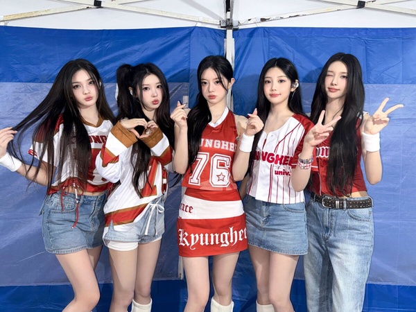 新生代女團 ILLIT 打歌服團體照，五位成員展現青春活潑的少女魅力