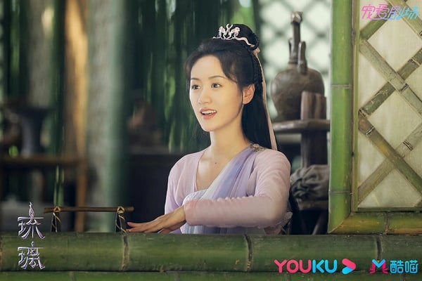 袁冰妍實在太可惜了，在演藝圈摸爬滾打幾年，好不容易憑藉《琉璃》竄紅，擠身90後人氣小花之列，2022年卻因為陷入公司逃漏稅風波，導致如今被冷藏。雖然沒有被明確「封殺」，可是卻已無影視公司敢用她，連累待播劇《落花時節又逢君》、《傾城亦清歡》播出困難。