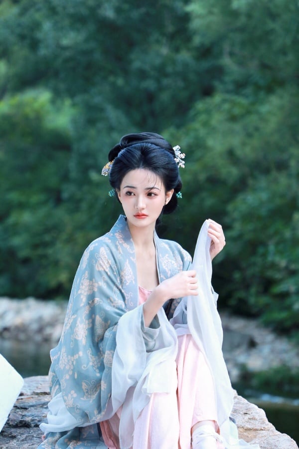 徐璐與白鹿、鞠婧禕同年，都是1994年生的女星，她其實紅得更早呢！出道早期憑著《甄嬛傳》刷了一波觀眾緣，2017年徐璐還入選了網友評選的「待爆四小花」！但之後她就再沒端出像樣的作品，演了十多部劇都沒人注意到她。