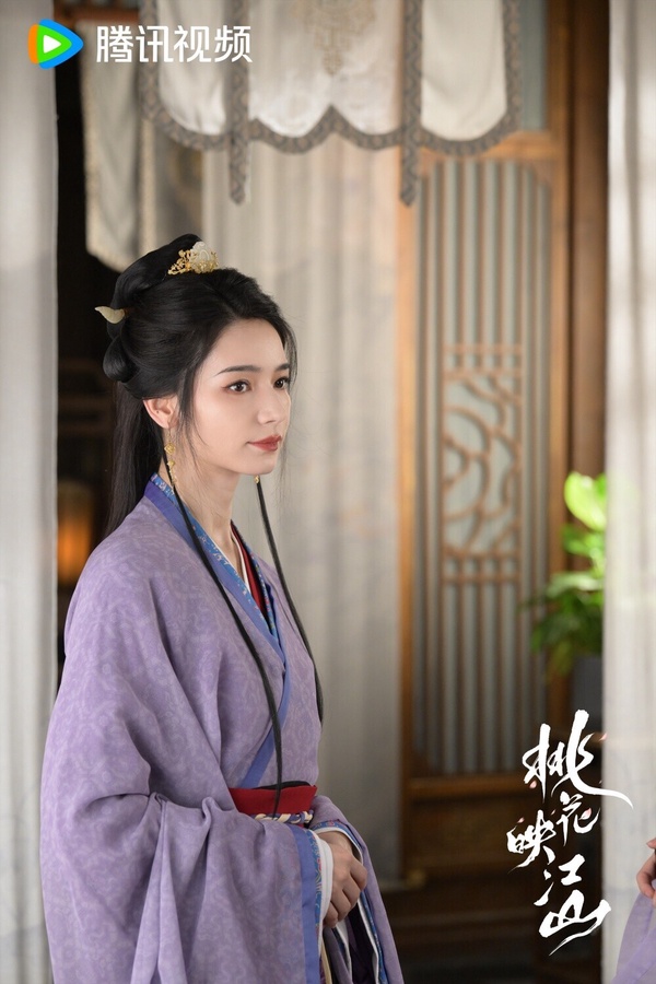 代斯這位演員光聽名字大家可能不太認識，大家還記得《三生三世十里桃花》的女配胭脂嗎？代斯也是楊冪嘉行傳媒的演員，一樣是來自新疆的美女，不過和迪麗熱巴同期發展，發展卻遠不及迪麗熱巴。