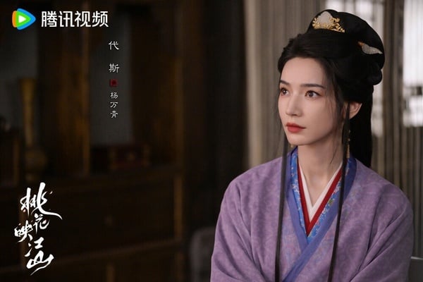 代斯這位演員光聽名字大家可能不太認識，大家還記得《三生三世十里桃花》的女配胭脂嗎？代斯也是楊冪嘉行傳媒的演員，一樣是來自新疆的美女，不過和迪麗熱巴同期發展，發展卻遠不及迪麗熱巴。