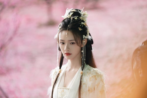 林允第一部作品就演到周星馳的電影《美人魚》，星女郎們出道就自帶光環，不過林允被認為人生巔峰就是《美人魚》了。在脫離了周星馳的指導之後，林允的演技被吐嘈得很慘。林允後續主演的《彼岸花》、《蝸牛與黃鸝鳥》無一例外全都被批，而且都是爛劇中的爛劇。