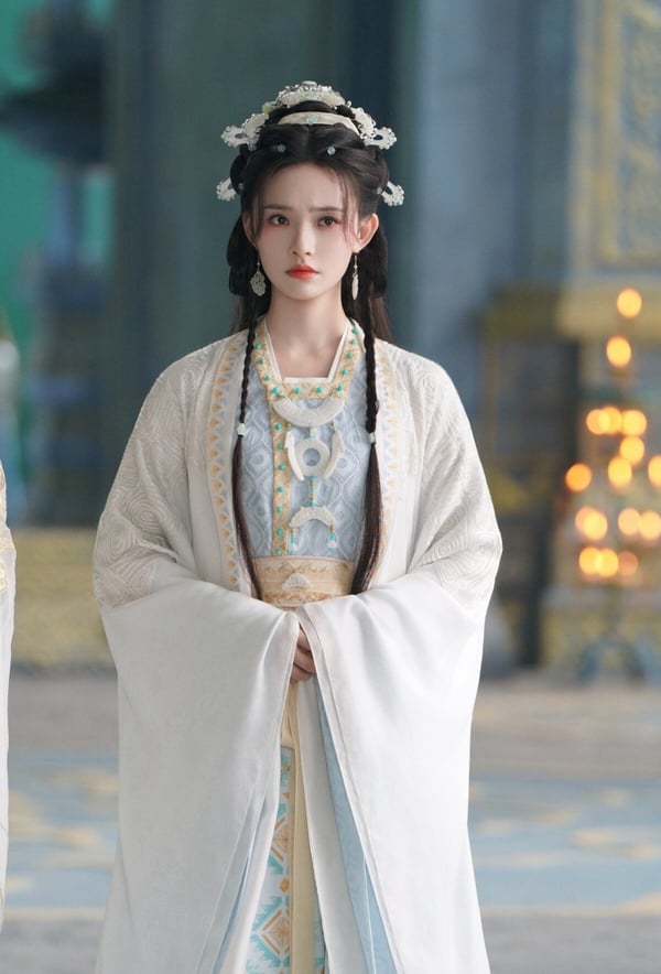 林允第一部作品就演到周星馳的電影《美人魚》，星女郎們出道就自帶光環，不過林允被認為人生巔峰就是《美人魚》了。在脫離了周星馳的指導之後，林允的演技被吐嘈得很慘。林允後續主演的《彼岸花》、《蝸牛與黃鸝鳥》無一例外全都被批，而且都是爛劇中的爛劇。