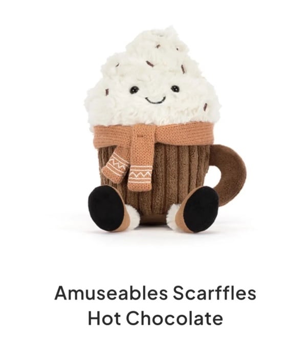 Jellycat洛杉磯限定圍巾熱可可造型娃娃，一個米色杯子造型的絨毛玩具，頂部有白色絨毛奶油並圍著一條小圍巾。