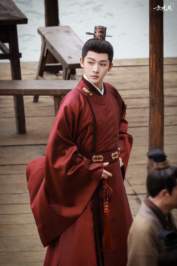 張晚意以《長相思》爆紅後，又推出古裝劇《柳舟記》和《似錦》，張晚意的古裝不走仙氣路線，不過他長相周正，特別適合演古裝劇的官員、上位者。