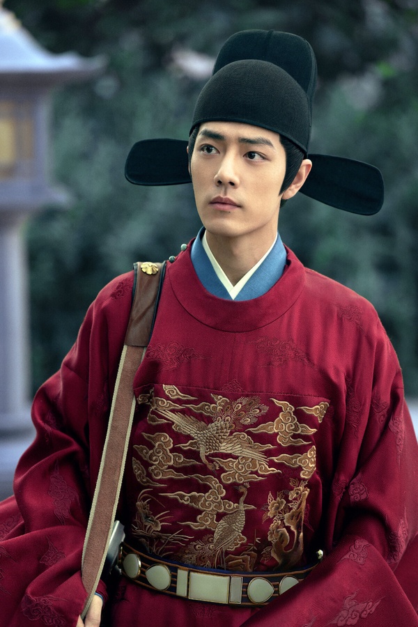 《陳情令》魏無羨的紅衣造型是劇中的經典，魏無羨的角色代表色是黑色，總是穿著霸氣的黑衣，而肖戰也因此成為經典的黑衣美男，劇中只有短暫幾幕他脫下外衣穿紅衣的畫面，這一身也超好看啊！