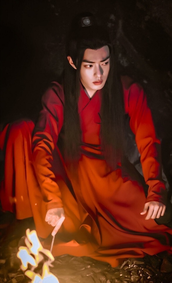 《陳情令》魏無羨的紅衣造型是劇中的經典，魏無羨的角色代表色是黑色，總是穿著霸氣的黑衣，而肖戰也因此成為經典的黑衣美男，劇中只有短暫幾幕他脫下外衣穿紅衣的畫面，這一身也超好看啊！