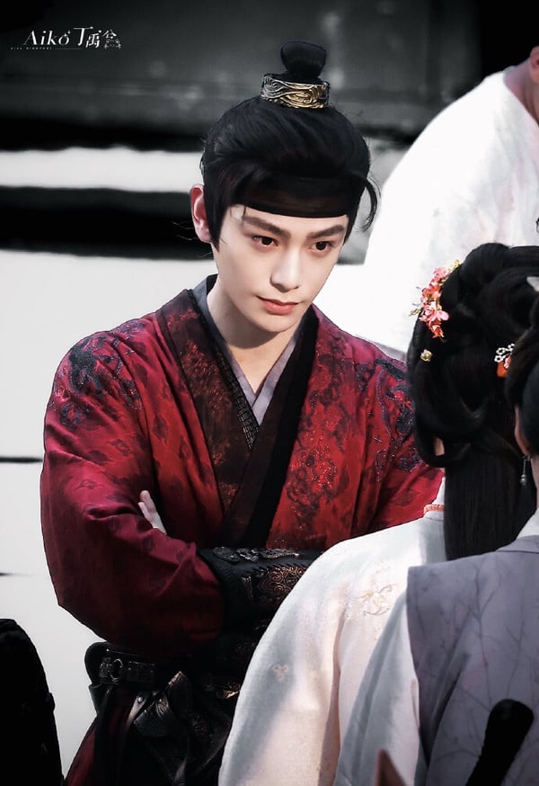 丁禹兮的紅衣不像《陳情令》肖戰、《山河令》龔俊走仙氣飄飄路線，丁禹兮的紅衣造型大多都是官服、婚服，或是充滿少年氣的常服。像是最近丁禹兮在《山河枕》飾演少年將軍衛韞，劇中就有紅衣造型。