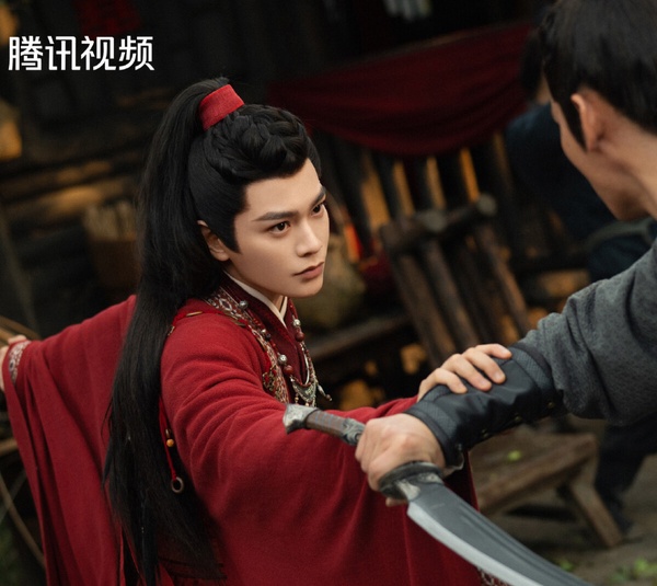 丁禹兮的紅衣不像《陳情令》肖戰、《山河令》龔俊走仙氣飄飄路線，丁禹兮的紅衣造型大多都是官服、婚服，或是充滿少年氣的常服。像是最近丁禹兮在《山河枕》飾演少年將軍衛韞，劇中就有紅衣造型。