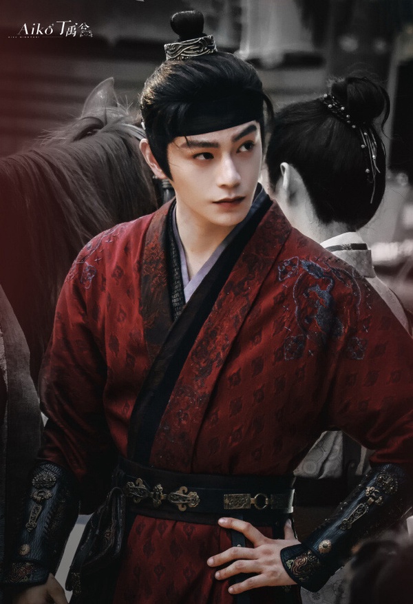 丁禹兮的紅衣不像《陳情令》肖戰、《山河令》龔俊走仙氣飄飄路線，丁禹兮的紅衣造型大多都是官服、婚服，或是充滿少年氣的常服。像是最近丁禹兮在《山河枕》飾演少年將軍衛韞，劇中就有紅衣造型。