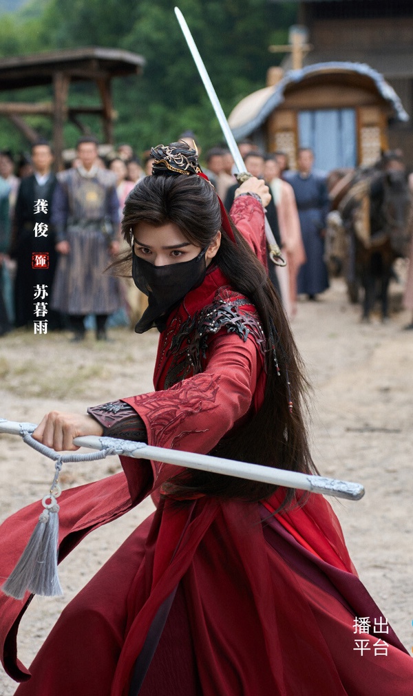 龔俊的紅衣超級經典！當年在《山河令》龔俊飾演溫客行，劇中溫客行首次以鬼谷谷主的形象出現在阿絮面前，聯合鬼谷眾鬼，解救被晉王挾持的阿絮。當時溫客行穿著一身紅，拿著白扇，邪魅陰狠又霸氣。