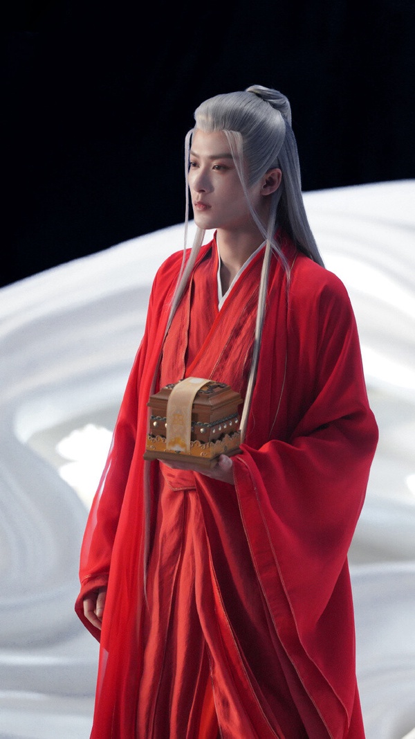 檀健次在《長相思》飾演的相柳多是一身白衣登場，不過劇中有一幕相柳身著紅衣與小夭隔海相望，接過她傳遞的冰晶球。這幕其實很感人，有觀眾認為相柳是以自己的方式完成他心目中的婚禮。在他心中，小夭或許早已是愛人，只是相柳心有辰榮義軍，沒辦法和小夭廝守，只能以這樣的方式完成只有一人的婚禮。