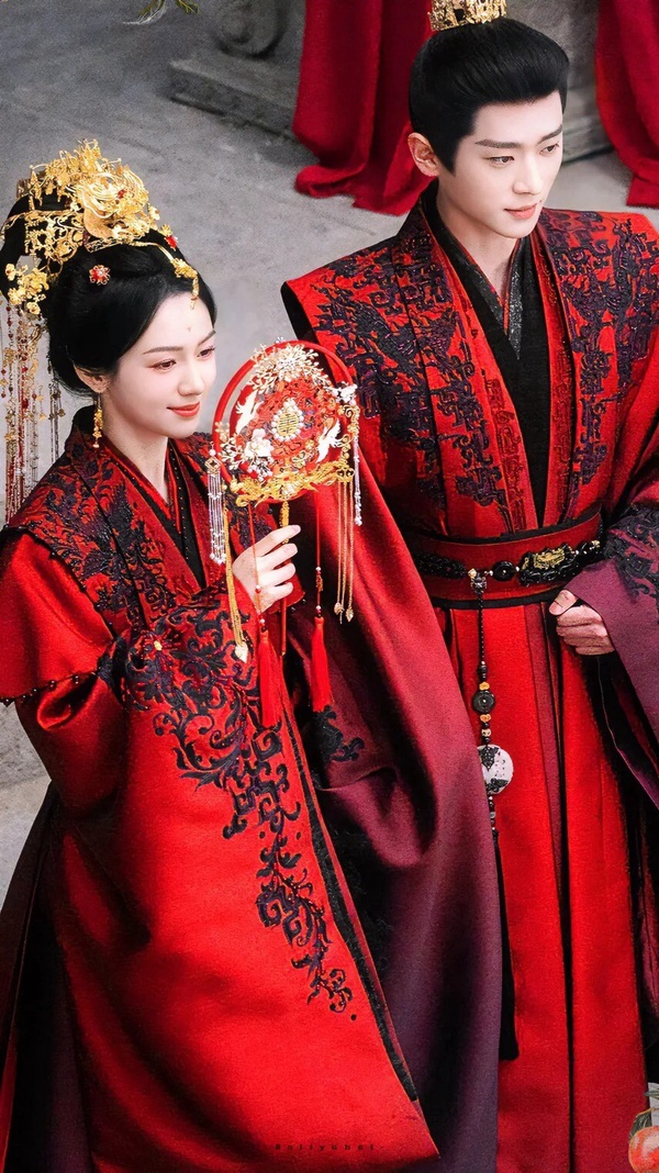 丞磊是近年新竄起的古裝美男，以古裝短劇《虛顏》爆紅後，又出現在《錦月如歌》、《與晉長安》等古裝劇。在《錦月如歌》丞磊有紅色婚服，他挺適合古裝！