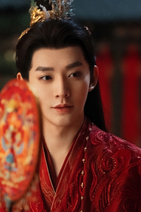 鄧為以《長相思》爆紅後，就成為觀眾喜愛的古裝男神，今年鄧為主演仙俠劇《仙台有樹》，劇集熱度不高，但口碑很好。而鄧為飾演在《仙台有樹》飾演蘇易水，劇中男女主角有兩世的身分，第一世蘇易水受盡折磨、冷漠陰暗，被沐清歌收為徒弟後，內心逐漸有了溫度，可惜後來沐清歌為救蒼生犧牲。沐清歌轉世成薛冉冉，這一世，換他收她為徒。