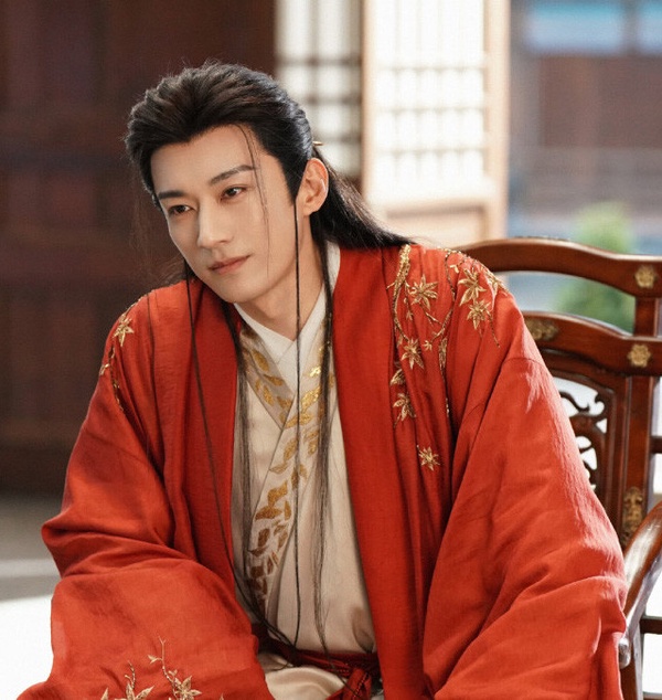 網友票選冠軍是劉學義！劉學義的紅衣古裝真的也很帥，2024年他主演古裝劇《春花焰》，飾演大炎國三皇子慕容璟和。《春花焰》劇集本身評價不高，但劉學義的紅衣造型相當驚豔，滿滿貴氣，垂下來的幾縷長髮又帶點脆弱的美感，讓人看一眼就難忘！