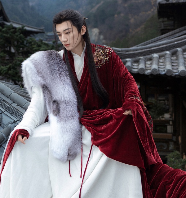 網友票選冠軍是劉學義！劉學義的紅衣古裝真的也很帥，2024年他主演古裝劇《春花焰》，飾演大炎國三皇子慕容璟和。《春花焰》劇集本身評價不高，但劉學義的紅衣造型相當驚豔，滿滿貴氣，垂下來的幾縷長髮又帶點脆弱的美感，讓人看一眼就難忘！