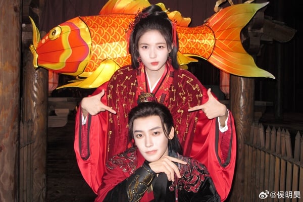 《雀骨》劇情看點＆角色介紹：侯明昊紅袍戰損世子封神，與小11歲艾米上演先婚後愛